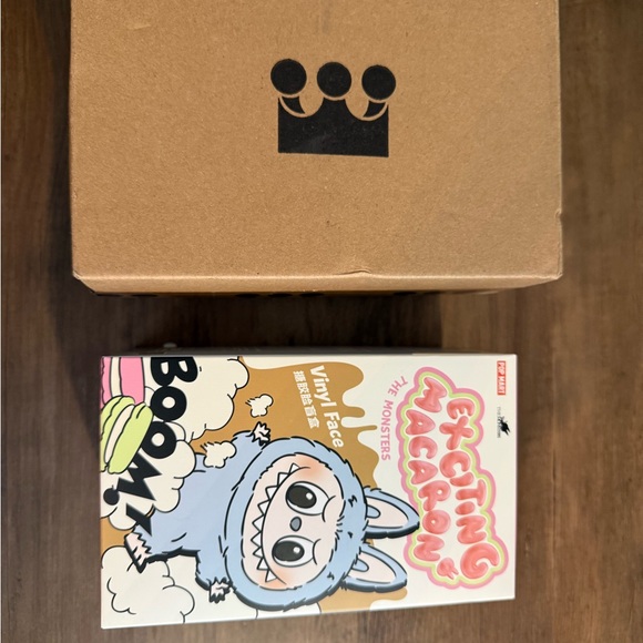 THE MONSTERS - Exciting Macaron Vinyl Face TOFFEE BNIB - Picture 2 of 11